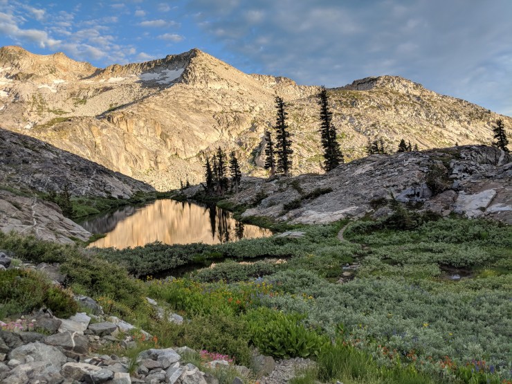 Desolation-wilderness-twin-lakes-lake-on-trail-to-island-lake