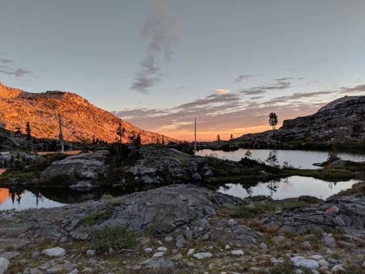 Desolation-wilderness-twin-lakes-sunset-at-island-lake