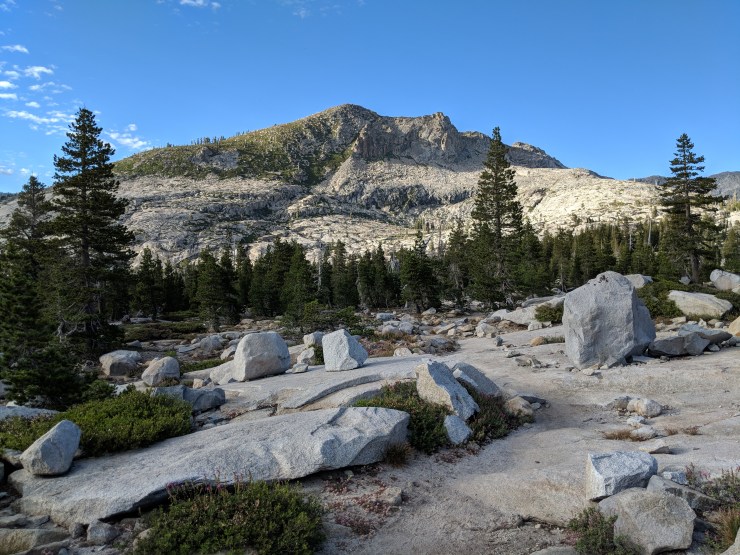 Desolation-wilderness-twin-lakes-trail-granite-and-rocks