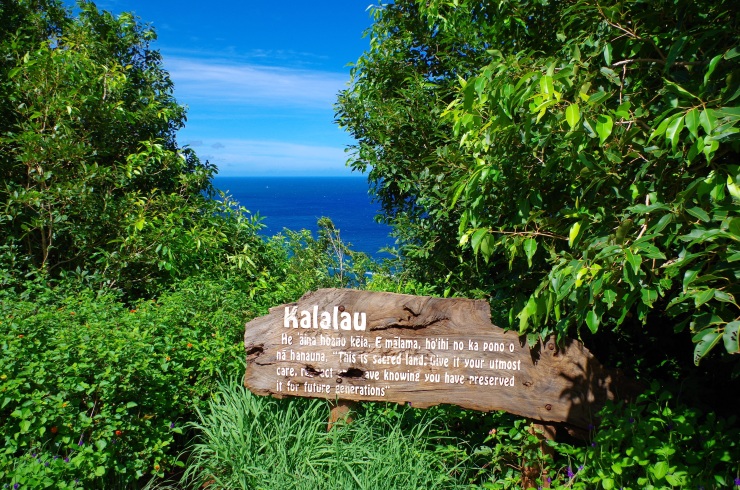 Kalalau-trail-backpacking-entering-kalalau-valley-sign