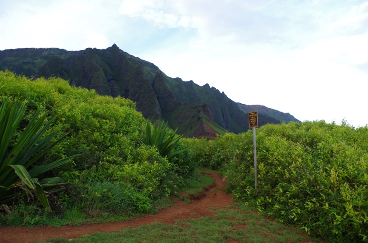 Kalalau-trail-backpacking-sign-entering-beach-area