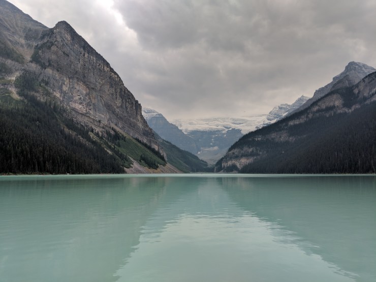 Banff-lake-louise-looking-towards-plain-of-six-glaciers