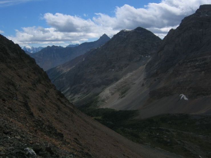 looking-west-into-prospectors-valley-from-wenkchemna-pass