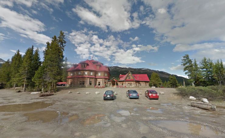 num-ti-jah-lodge-bow-lake