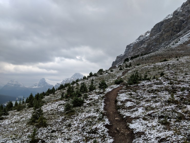 peyto-lake-bow-summit-lookout-trail-narrows-before-viewpoint