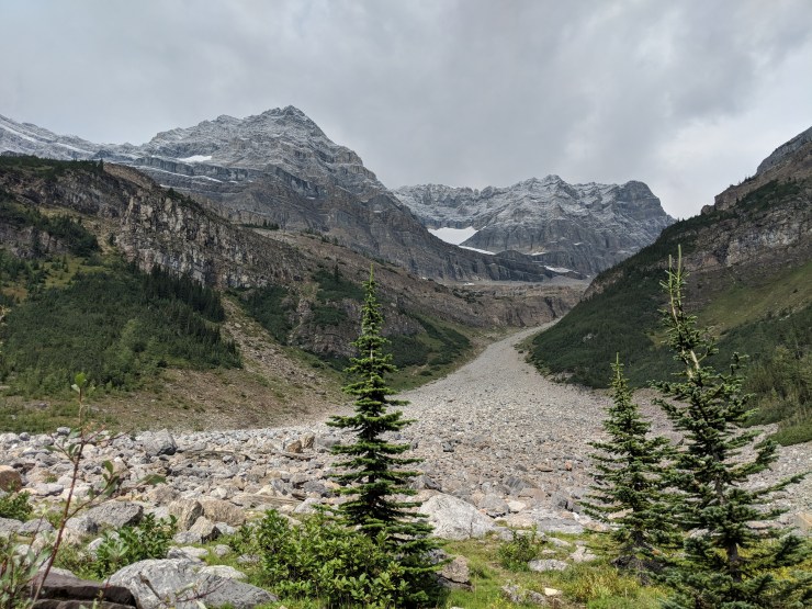 plain-of-six-glaciers-large-scree-pile-near-teahouse