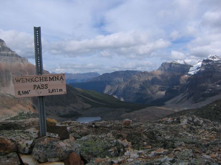 view-wenkchemna-pass-eiffel-lake-background