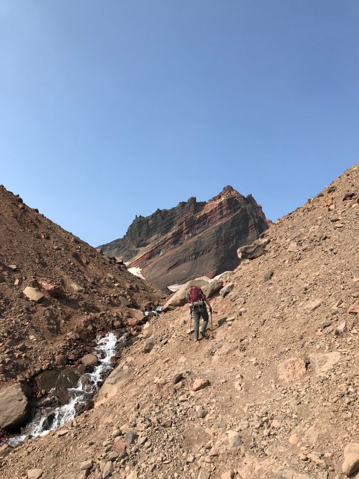 hiker-steep-climb-up-to-shore-of-no-name-lake
