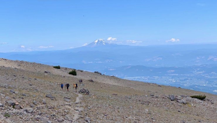 cloud-cap-to-gnarl-ridge-with-mount-adams-and-rainier-in-the-background-day-4_48567229476_o
